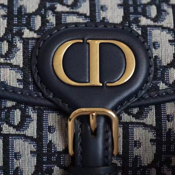 Classic DIOR Bag: A Stylish and Versatile Choice for Elegance - Picture 5 of 6